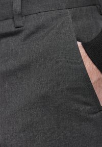 Grau maßgeschneiderte Hose aus strukturiertem Stoff mit Seitentasche und dezentem Muster, sauber verarbeitet und modern geschnitten.