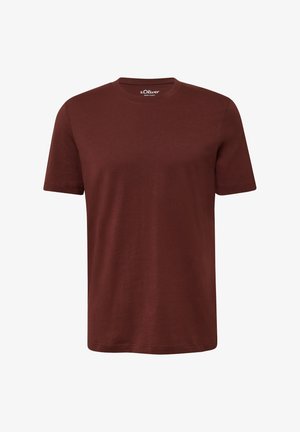 Bordeauxrode katoenen T-shirt met korte mouwen, ronde halslijn en een subtiel logo in de linkerbovenhoek, met een gladde textuur.