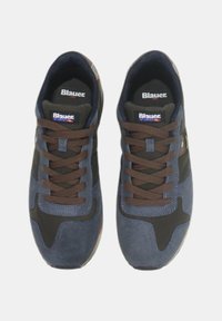 Granatowe buty sportowe z brązowymi sznurowadłami, wykonane z zamszu i materiałów syntetycznych, z teksturowanym czarnym panelem oraz logo na języku i boku.