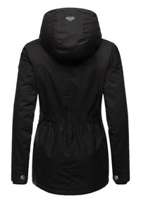 Giacca parka nera con cappuccio, vita elastica e polsini con bottone. Realizzata in tessuto liscio e resistente all'acqua. Presenta un logo sul retro.