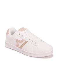 Zapatillas deportivas blancas hechas de material sintético, con un acento en oro rosa brilloso y un logo geométrico en el lateral. Cierre estándar con cordones.