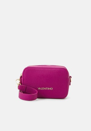 Petit sac bandoulière rectangulaire en cuir fuchsia avec fermeture éclair dorée, bandoulière détachable et logo "Valentino" sur le devant.