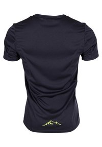 Miestenská športová košeľa s krátkym rukávom v tmavom námorníckom odtieni, vyrobená z hladkej, ľahkej tkaniny. Na spodnom leme sa nachádza žlté horské logo.