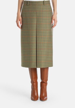 Jupe à carreaux de longueur genou dans des tons verts, beige et orange, réalisée en tissu texturé. Présente une coupe droite et des détails de plis sur le devant.