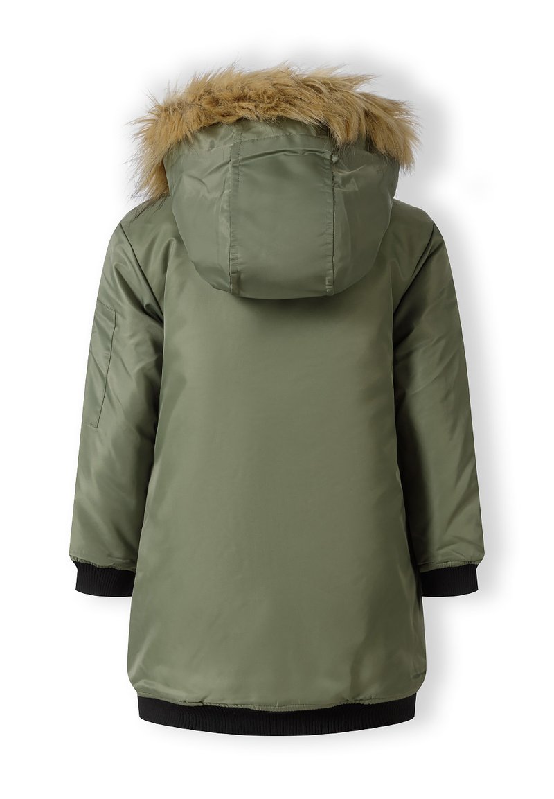 Abrigo acolchado color verde oliva con capucha de piel sintética, puños negros acanalados y corte recto. Textura suave sin patrones ni acentos visibles.