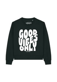 Zwarte sweatshirt met lange mouwen en grote witte tekst "GOOD VIBES ONLY" gecentreerd aan de voorkant, ronde halslijn en geribde manchetten.