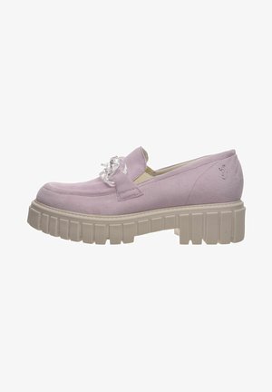 Des chaussures à enfiler en daim de couleur violet clair avec une semelle en caoutchouc beige épaisse et un accent transparent sur le dessus. Bout arrondi et détails de couture minimalistes.