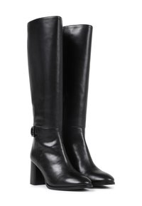 Bottes noires montantes en cuir lisse, avec une tige large, un talon épais et un détail décoratif de boucle latérale.