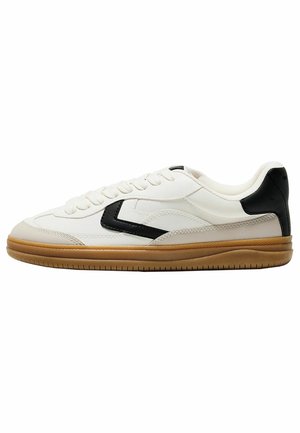 Trainers - white