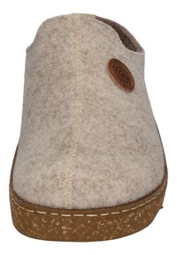 Bežīgas filca čības ar apaļu purngalu, kontrastējošu šuvēm un strukturētu brūnu zoli. Sānā ir apļa logotipa plāksne.