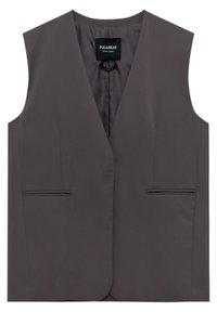 Gilet sans manches gris foncé formel avec un col en V profond et deux poches passepoilées à l'avant, étiqueté Pull&Bear Black Label à l'intérieur du col.