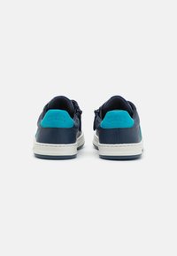 Marina skin sneakers med turkosa accenter, vit mellansula och texturerad baksida. Minimalistisk design med kontrasterande färger och sömmar.