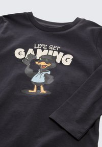 Camicia a maniche lunghe di un blu navy scuro con un fumetto di anatra che tiene un controller di gioco, con il testo "COMINCIAMO A GIOCARE" in grassetto bianco.