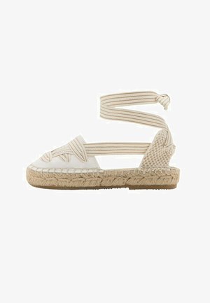 Biała sandałka espadrylowa z plecioną, jutową podeszwą, odkrytymi bokami, zakrytym palcem i paskiem na kostkę w paski do zawiązania.