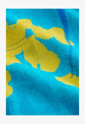 Kolorowa tkanina z niebieskim tłem i żółtymi abstrakcyjnymi kształtami oraz teksturowanymi wzorami, tworząca dynamiczny kontrast wizualny.