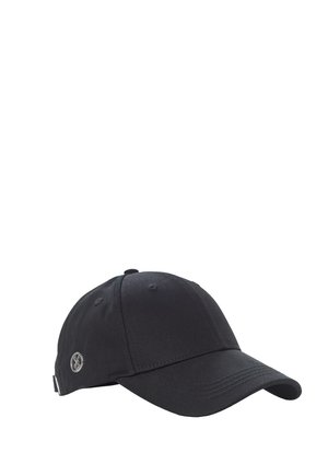 Čierna baseballová čiapka s oblúkovým šiltom a malým okrúhlym kovovým logom na boku, zobrazená na bielom pozadí.