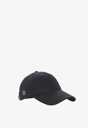 Fekete baseballsapka ívelt síkkal és kisméretű, kerek fém logóval az oldalán, fehér háttér előtt bemutatva.