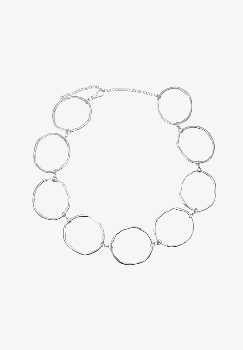 Zilverkleurige metalen ketting met onderling verbonden cirkelvormige schakels met een ongelijke textuur. Verstelbare ketting met een sluiting.