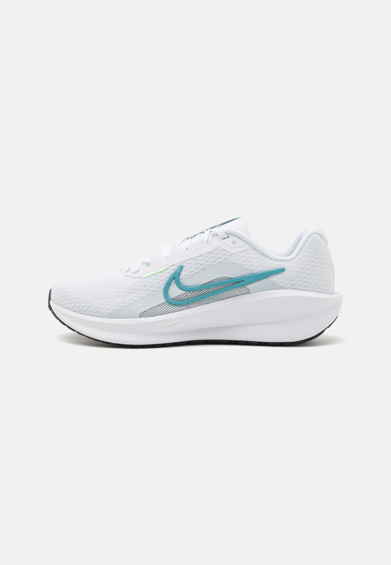 Nike Performance DOWNSHIFTER 13 - Løpesko for vei - white, blue