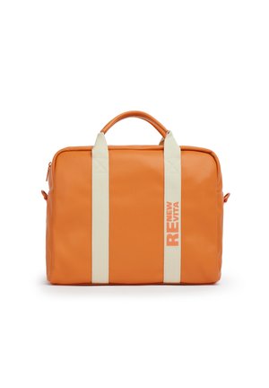 Borsa rettangolare arancione con due cinturini crema verticali e scritta "RE New Evita" su un cinturino, manico corto in alto e chiusura con cerniera.