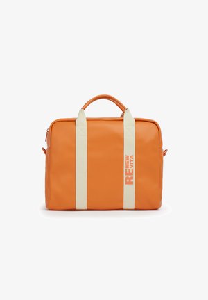 Sac rectangulaire orange avec deux sangles crème verticales et texte « RE New Evita » sur une sangle, poignée courte sur le dessus et fermeture éclair.