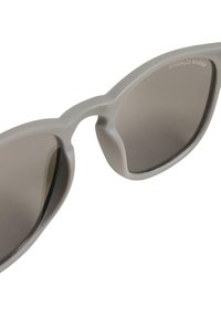 Urban Classics ARTHUR WITH CHAIN - Akiniai nuo saulės - grey silver