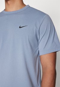 Nike Performance HYVERSE - Camiseta deportiva - ashen slate/black