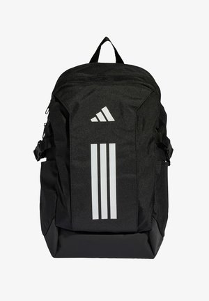 Sort Adidas-rygsæk med tre hvide lodrette striber og Adidas-logo foran, sidelommer og bærehåndtag øverst.