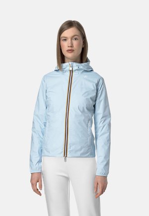 Giacca impermeabile azzurro chiaro con cappuccio, cerniera frontale con una striscia colorata e polsini elastici. Texture liscia.