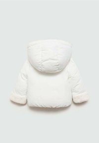 Weiße Steppjacke mit Kapuze, die an den Bündchen mit strukturiertem Kunstfellbesatz versehen ist. Gepolstertes Design, weiches Material und eine runde, voluminöse Form.