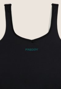 Sort tanktop lavet af glat stof, med en rund udskæring og skulderstropper. Et turkist logo "FREDDY" er trykt på forsiden.