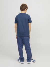 Jack & Jones Junior JJEJOSH CREW NECK - Camiseta estampada - ensign blue