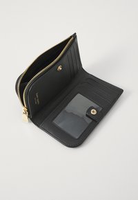 Portefeuille en cuir noir avec fermeture éclair et quincaillerie dorée. Comprend des emplacements pour cartes, une fenêtre ID transparente et une texture lisse.