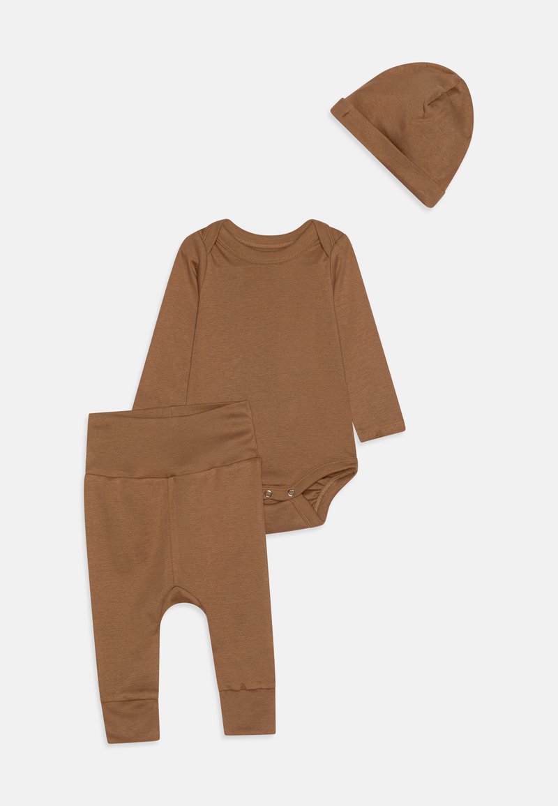 Ensemble de vêtements pour bébé brun comprenant un body à manches longues avec boutons-pression, un pantalon assorti avec des poignets côtelés, et un bonnet ajusté.