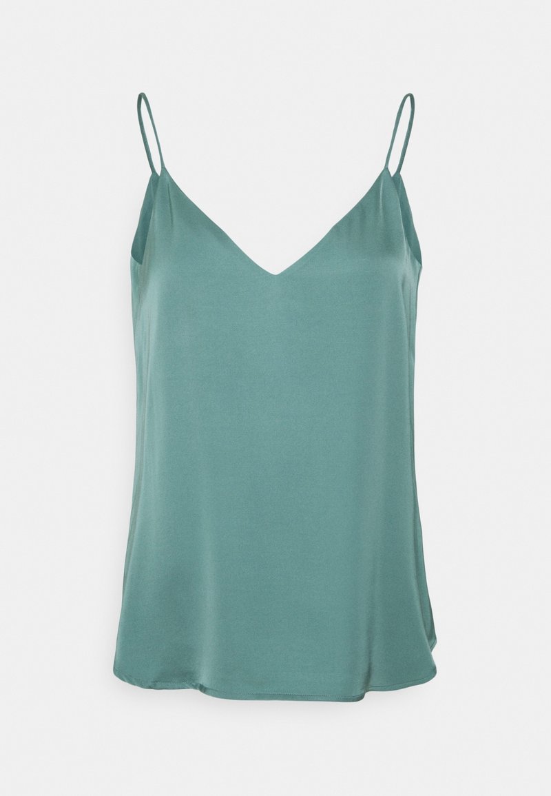 Camisole en satin vert avec de fines bretelles réglables, décolleté en V et une silhouette fluide. Texture lisse et design léger.