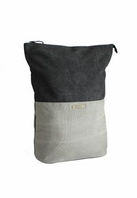 Zaino in tessuto grigio e nero con cima tirata, texture liscia e piccolo logo metallico sulla parte anteriore. Design semplice e minimalista.