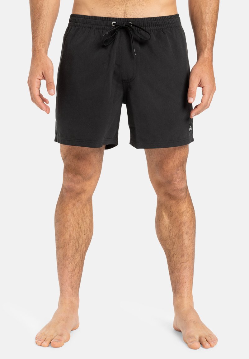 Schwarze Badehose mit Kordelzugbund, glatter Textur und Logoakzent am Saum. Mittellange und lässige Schnittform.