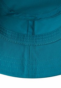 Türkisfarbene Bucket-Haube aus Stoff mit runder Krone, breiter genähter Krempe und glatter Textur. Keine sichtbaren Beschläge oder Muster.