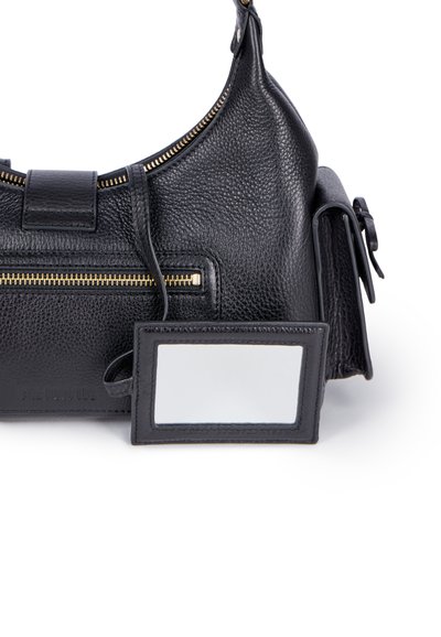 Borsa nera in pelle con finitura testurizzata, dotata di una zip dorata, una tracolla piatta e uno specchio removibile in un supporto rettangolare.