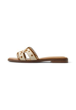 Platte slidesandaal met bruine zool en geweven beige bandje met uitsnijdingen en decoratieve patronen.