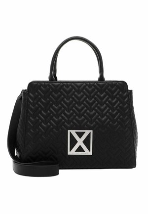 Sac à main noir en cuir matelassé avec un motif en chevrons. Il dispose de poignées supérieures, d'une bandoulière amovible et d'un accent de logo en argent.