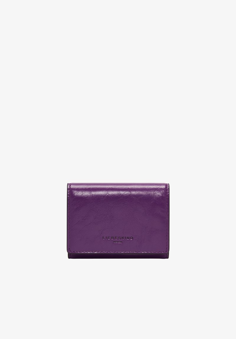 Portefeuille en cuir violet avec une surface texturée, fermeture magnétique et logo de marque embossé à l'avant. Design compact et rectangulaire.
