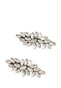 Strass-Haarspangen mit einem länglichen Blattdesign. Klare, marquise-förmig geschliffene Steine, gefasst in einer silberfarbenen Metallbasis mit strukturierter Oberfläche.