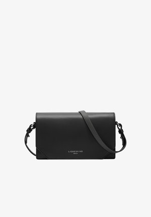 Schwarze Leder-Crossbody-Tasche mit rechteckiger Form, ausgestattet mit einer Klappenverschluss, verstellbarem Träger und silbernem Markenlogo.