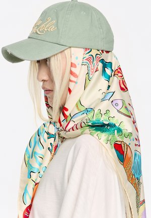 Cappello verde chiaro con logo ricamato, abbinato a una sciarpa in seta colorata con motivi a tema oceano su sfondo crema.