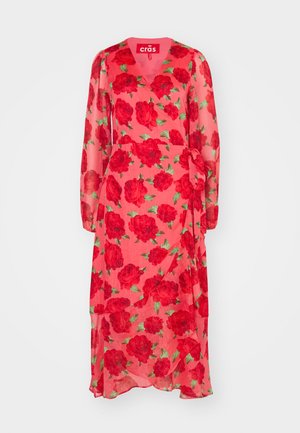 Läbipaistev roosa kleit punaste lillemustritega, v-kaelus, pikad varrukad ja mähisdisain, millel on tõmblukk vööl ja voolav silhoett.