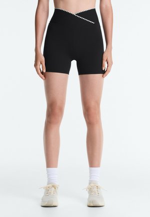 OYSHO, COMFORTLUX V-WAIST 10CM HOT PANTS WITH CONTRAST STITCHING - Short - black