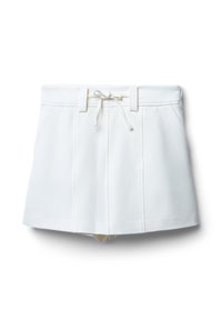 Weiße Shorts aus strukturiertem Stoff, mit einem elastischen Kordelzugbund, schrägen Seitentaschen und einem strukturierten, ausgestellten Design.
