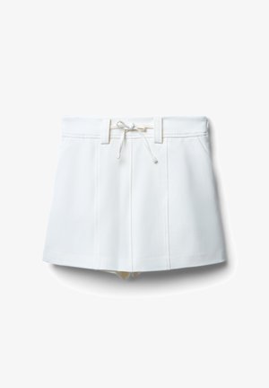 Weiße Shorts aus strukturiertem Stoff, mit einem elastischen Kordelzugbund, schrägen Seitentaschen und einem strukturierten, ausgestellten Design.