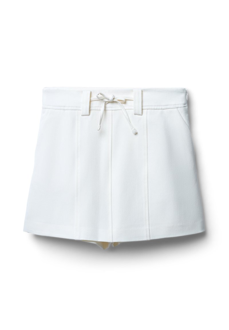 Weiße Shorts aus strukturiertem Stoff, mit einem elastischen Kordelzugbund, schrägen Seitentaschen und einem strukturierten, ausgestellten Design.
